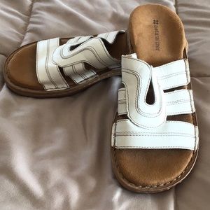 Size 7W Naturalizer white leather sandals